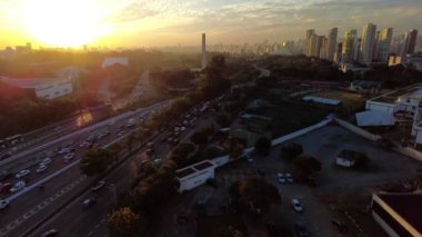 Sao Paulo şehrinde gün batımı Ibirapuera Parkı ve gökyüzü manzaralı.