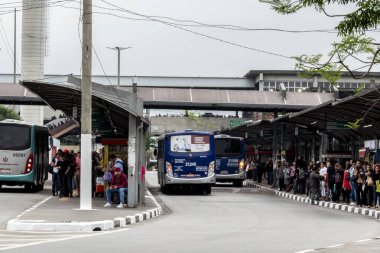 Osasco, Sao Paulo, Brezilya, Kasım 05, 2018. Osasco şehir merkezindeki otobüs terminalinde yolcular ve araçlar hareket halinde.