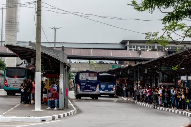 Osasco, Sao Paulo, Brezilya, Kasım 05, 2018. Osasco şehir merkezindeki otobüs terminalinde yolcular ve araçlar hareket halinde.
