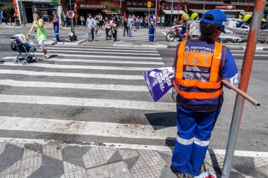 Sao Paulo, Brezilya, 13 Ekim 2010. Güvenli Geçiş Programlı işçi Sao Paulo şehir merkezindeki Liberdade mahallesinde caddelerden geçerken yayalara güvenlik uyarısı verdi