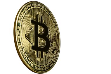 Beyaz arkaplanda altın Bitcoin paralarının yakın plan görüntüsü.