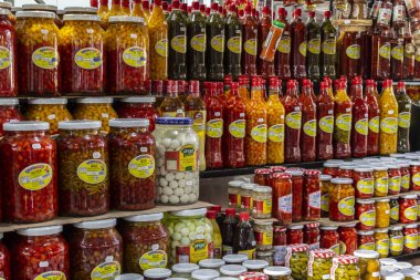 Ribeirao Preto, Sao Paulo, Brezilya, 30 Nisan 2015. Ribeirao Preto belediye pazarında çeşitli biberli kavanozlar. Korunmuş gıda geçmişi