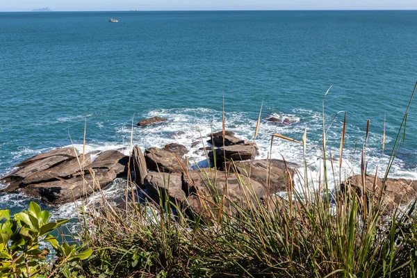 Havsvågor Frans Linje Kollision Rock Stranden Brasilien — Stockfoto