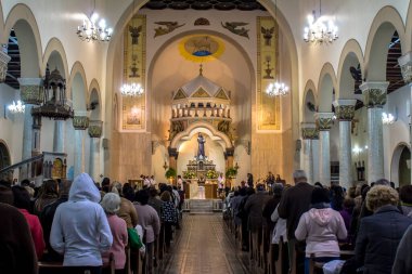 Sao Paulo, Brezilya, 13 Haziran 2016. Katolik ayini sırasında Sao Paulo şehrinin doğusundaki azize adanmış kilisenin içindeki Pari 'li Aziz Antonio' nun onuruna....