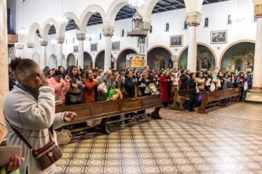 Sao Paulo, Brezilya, 13 Haziran 2016. Katolik ayini sırasında Sao Paulo şehrinin doğusundaki azize adanmış kilisenin içindeki Pari 'li Aziz Antonio' nun onuruna....