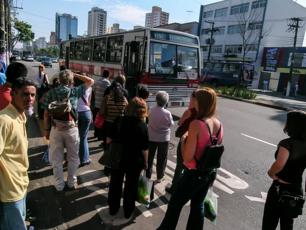 São Paulo Brasil Novembro 2004 Passageiros Esperam Ônibus Uma Parada — Fotografia de Stock