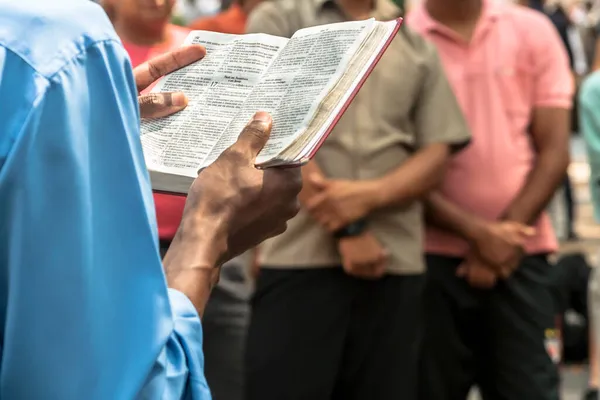 圣保罗市中心的世贸广场上 人类福音派传教士解释上帝的话语 — 图库照片