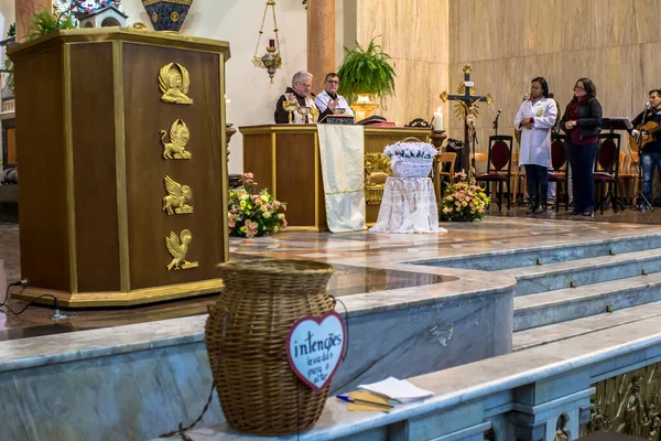 Sao Paulo Brazylia Czerwca 2016 Wierni Podczas Mszy Katolickiej Czci — Zdjęcie stockowe
