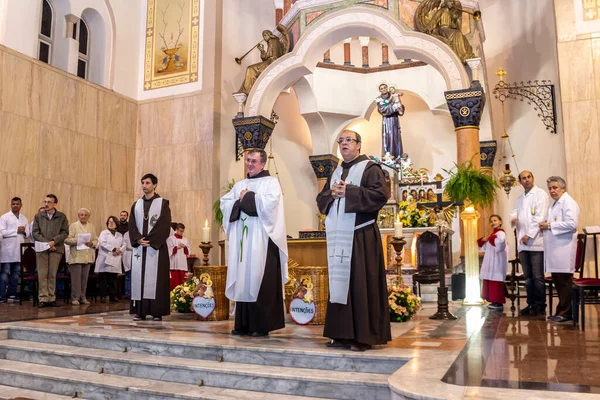 Sao Paulo Brazylia Czerwca 2016 Wierni Podczas Mszy Katolickiej Czci — Zdjęcie stockowe