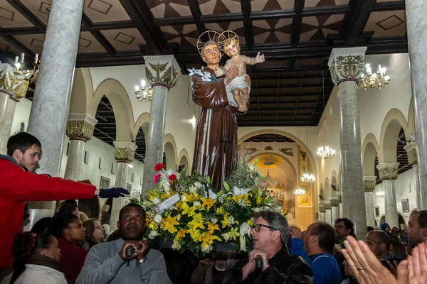 ブラジルのサンパウロ 2016年6月30日 サンパウロのパリ地区にある聖アントニオに捧げられた伝統的な祭りのカトリックの行列の人々 ブラジル — ストック写真