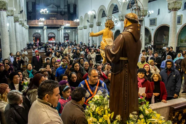 ブラジルのサンパウロ 2016年6月30日 サンパウロのパリ地区にある聖アントニオに捧げられた伝統的な祭りのカトリックの行列の人々 ブラジル — ストック写真