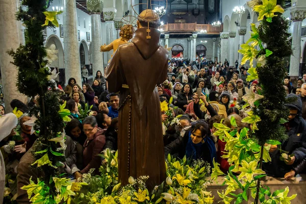 ブラジルのサンパウロ 2016年6月30日 サンパウロのパリ地区にある聖アントニオに捧げられた伝統的な祭りのカトリックの行列の人々 ブラジル — ストック写真