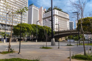 Sao Paulo şehir merkezindeki Covid-19 'u önlemek için arka planda Cha Viyadük ve Belediye binasının olduğu Anhangabau Vadisi manzarası.