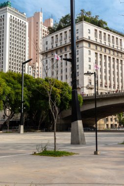 Sao Paulo, Brezilya, 23 Ekim 2021. Sao Paulo şehir merkezindeki Covid-19 'u önlemek için arka planda Cha Viyadük ve Belediye binasının olduğu Anhangabau Vadisi manzarası.