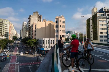 Sao Paulo, Brezilya, 30 Ekim 2021. Elevado Joao Goulart 'ta Minhocao olarak bilinen halk hareketi ve Sao Joao Bulvarı' ndaki Sao Paulo şehri trafiği