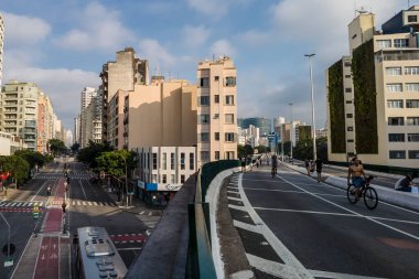 Sao Paulo, Brezilya, 30 Ekim 2021. Elevado Joao Goulart 'ta Minhocao olarak bilinen halk hareketi ve Sao Joao Bulvarı' ndaki Sao Paulo şehri trafiği