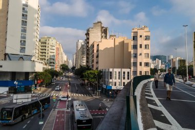Sao Paulo, Brezilya, 30 Ekim 2021. Elevado Joao Goulart 'ta Minhocao olarak bilinen halk hareketi ve Sao Joao Bulvarı' ndaki Sao Paulo şehri trafiği