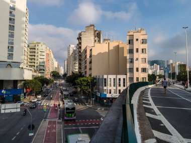 Sao Paulo, Brezilya, 30 Ekim 2021. Elevado Joao Goulart 'ta Minhocao olarak bilinen halk hareketi ve Sao Joao Bulvarı' ndaki Sao Paulo şehri trafiği
