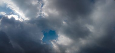 Brezilya 'da bulutlar ve güneş ile bulanık mavi gökyüzü