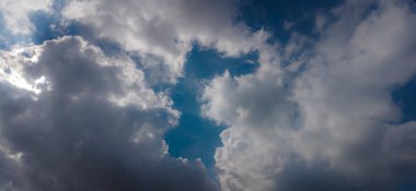 Brezilya 'da bulutlar ve güneş ile bulanık mavi gökyüzü