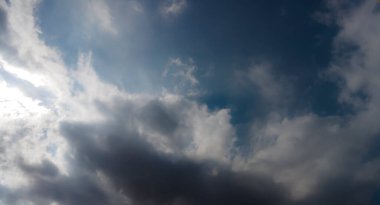 Brezilya 'da bulutlar ve güneş ile bulanık mavi gökyüzü