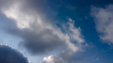 Brezilya 'da bulutlar ve güneş ile bulanık mavi gökyüzü