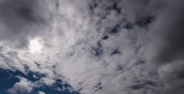 Brezilya 'da bulutlar ve güneş ile bulanık mavi gökyüzü