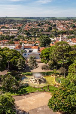 Bebedouro, Sao Paulo, Brezilya, Nisan 09: 2015. Bebedouro şehir merkezindeki kilise kulesinden şehrin ve Barao do Rio Branco meydanının havadan görüntüsü..