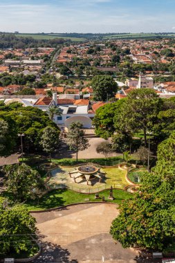 Bebedouro, Sao Paulo, Brezilya, Nisan 09: 2015. Bebedouro şehir merkezindeki kilise kulesinden şehrin ve Barao do Rio Branco meydanının havadan görüntüsü..
