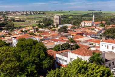 Bebedouro, Sao Paulo, Brezilya, Nisan 09: 2015. Bebedouro şehir merkezindeki kilise kulesinden şehrin ve Barao do Rio Branco meydanının havadan görüntüsü..