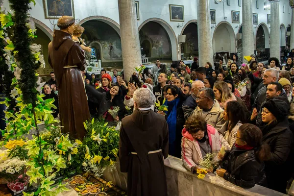 ブラジルのサンパウロ 2016年6月30日 サンパウロのパリ地区にある聖アントニオに捧げられた伝統的な祭りのカトリックの行列の人々 ブラジル — ストック写真