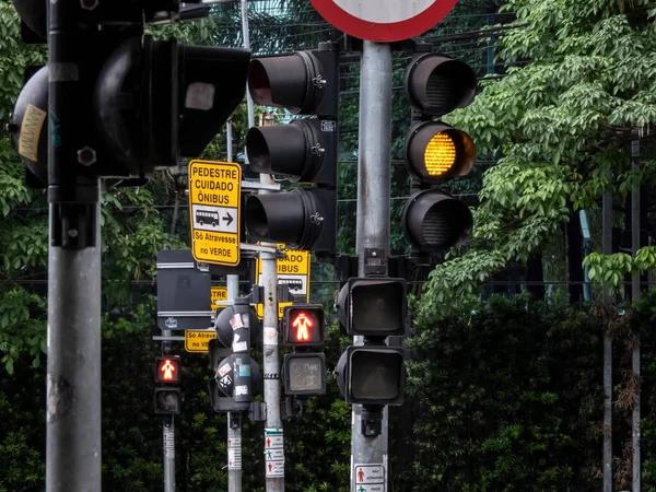 São Paulo Brasil Outubro 2021 Fileira Pedestres Semáforo Semáforo Semáforo — Fotografia de Stock