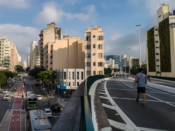 2021年10月30日 巴西圣保罗 在圣保罗市中心被称为Minhocao的Elevado Joao Goulart上的人员流动和Sao Joao大街上的交通 — 图库照片