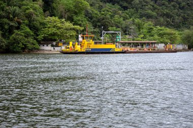 Bertioga, Sao Paulo, Brezilya, Kasım 05, 2012, Sao Paulo kıyısındaki Guaruja ve Bertioga şehirleri arasındaki Bertioga kanalından geçen feribottaki insanlar ve araçlar