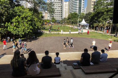 Sao Paulo, Brezilya, Kasım 06, 2021. İnsanlar Sao Paulo şehir merkezindeki Belediye Başkanı Bruno Covas Park veya Augusta Park 'ta güneşli sıcak günün tadını çıkarıyorlar.