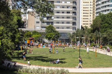 Sao Paulo, Brezilya, Kasım 06, 2021. İnsanlar Sao Paulo şehir merkezindeki Belediye Başkanı Bruno Covas Park veya Augusta Park 'ta güneşli sıcak günün tadını çıkarıyorlar.
