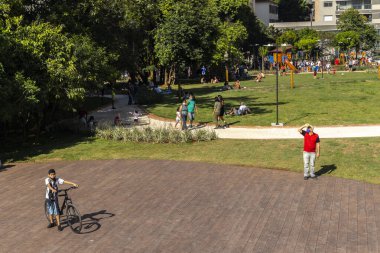 Sao Paulo, Brezilya, Kasım 06, 2021. İnsanlar Sao Paulo şehir merkezindeki Belediye Başkanı Bruno Covas Park veya Augusta Park 'ta güneşli sıcak günün tadını çıkarıyorlar.