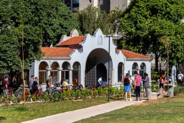Sao Paulo, Brezilya, Kasım 06, 2021. İnsanlar Sao Paulo şehir merkezindeki Belediye Başkanı Bruno Covas Park veya Augusta Park 'ta güneşli sıcak günün tadını çıkarıyorlar.
