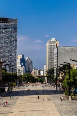 Sao Paulo, Brezilya, Kasım 07, 2021. Pazar günleri boş zamanlarında Sao Paulo şehir merkezindeki yeni Anhangabau Vadisi 'nde gezinen insanları izlerim.