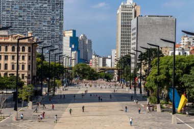 Pazar günleri boş zamanlarında Sao Paulo şehir merkezindeki yeni Anhangabau Vadisi 'nde gezinen insanları izlerim.