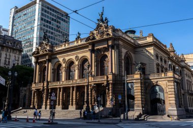 Brezilya, Kasım 07, 2021. Ramos de Azevedo 'da yer alan Belediye Tiyatrosu cephesi 1911 yılında Ramos de Azevedo ve İtalyanlar Claudio ve Domiziano Rossi' nin Sao Paulo şehir merkezindeki mimari projesiyle açıldı..