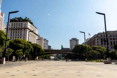 Sao Paulo, Brezilya, Kasım 07, 2021. Pazar günleri boş zamanlarında Sao Paulo şehir merkezindeki yeni Anhangabau Vadisi 'nde gezinen insanları izlerim.