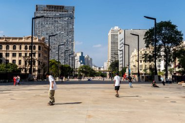 Sao Paulo, Brezilya, Kasım 07, 2021. Pazar günleri boş zamanlarında Sao Paulo şehir merkezindeki yeni Anhangabau Vadisi 'nde gezinen insanları izlerim.