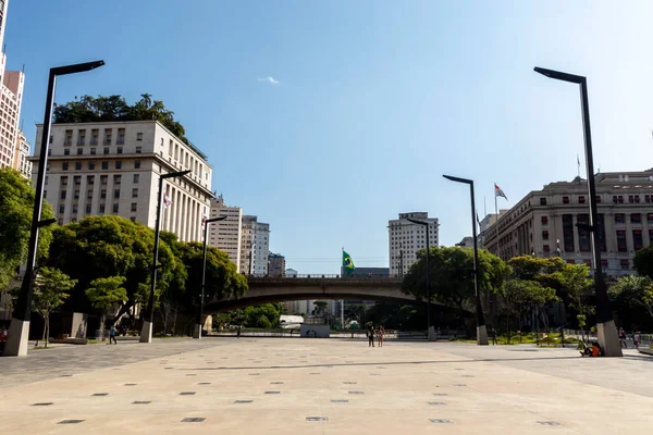 ブラジルのサンパウロ 2021年11月7日 サンパウロのダウンタウンにある新しいAnhangabau Valleyを歩く日曜日の余暇の人々の眺め — ストック写真