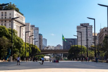 Sao Paulo, Brezilya, Kasım 07, 2021. Pazar günleri boş zamanlarında Sao Paulo şehir merkezindeki yeni Anhangabau Vadisi 'nde gezinen insanları izlerim.