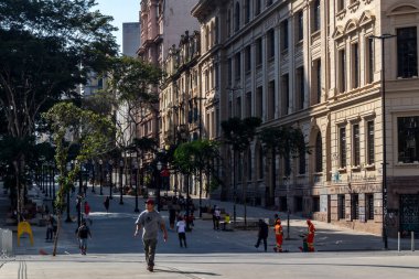 Sao Paulo, Brezilya, Kasım 07, 2021. Pazar günleri boş zamanlarında Sao Paulo şehir merkezindeki yeni Anhangabau Vadisi 'nde gezinen insanları izlerim.