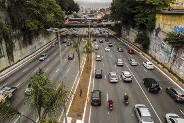 Sao Paulo, Brezilya, Kasım 09, 2021. Doğu Batı Koridoru 'nda trafik var. Sao Paulo' nun doğu bölgesindeki Radial Leste Caddesi 'nde..