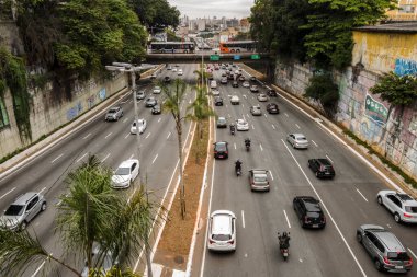 Sao Paulo, Brezilya, Kasım 09, 2021. Doğu Batı Koridoru 'nda trafik var. Sao Paulo' nun doğu bölgesindeki Radial Leste Caddesi 'nde..