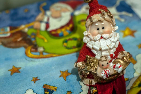 Poupée Décorative Père Noël Avec Accent Sélectif Sur Table Brésil — Photo