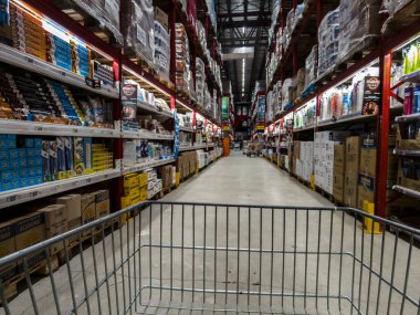 Sao Paulo, Brezilya, 19 Kasım 2021. Sao Paulo 'nun güneyindeki Hollandalı toptancı Makro' nun dükkanında..